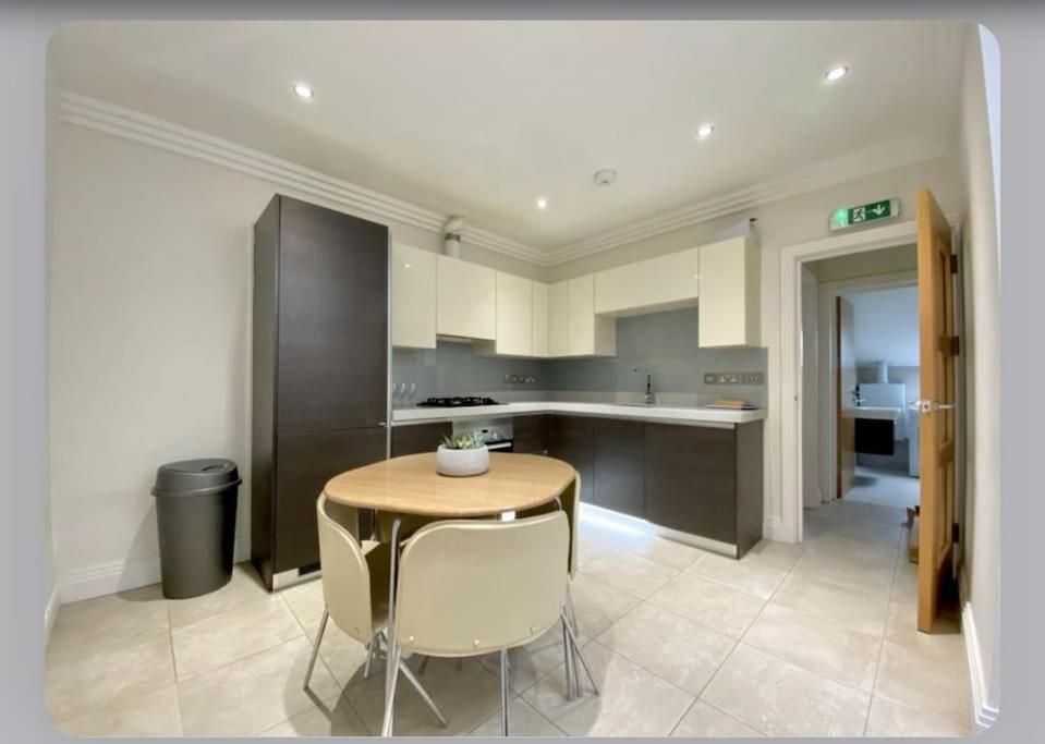 Luxury 4-Bed Apartment With Balcony & Garden, Near Emirates Stadium, 15 Mins To Central London Ngoại thất bức ảnh
