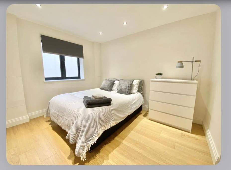 Luxury 4-Bed Apartment With Balcony & Garden, Near Emirates Stadium, 15 Mins To Central London Ngoại thất bức ảnh