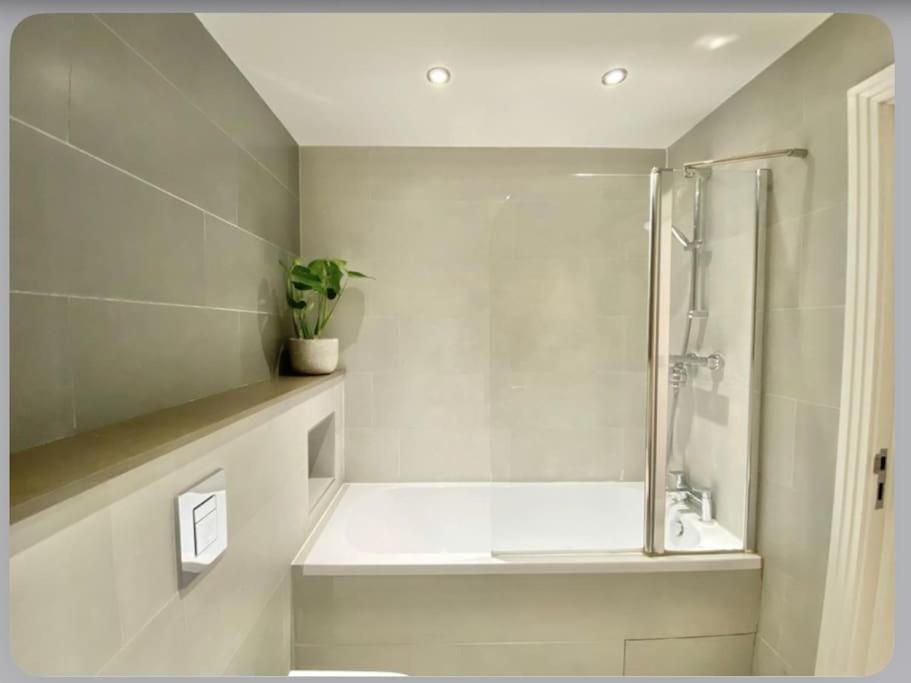 Luxury 4-Bed Apartment With Balcony & Garden, Near Emirates Stadium, 15 Mins To Central London Ngoại thất bức ảnh