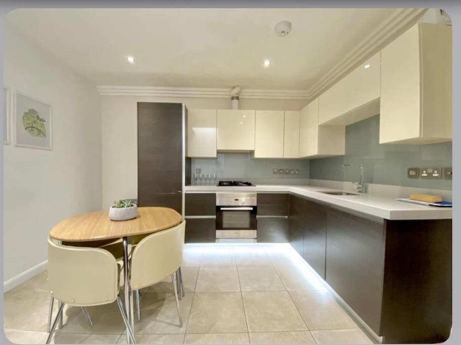 Luxury 4-Bed Apartment With Balcony & Garden, Near Emirates Stadium, 15 Mins To Central London Ngoại thất bức ảnh