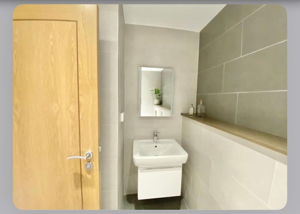 Luxury 4-Bed Apartment With Balcony & Garden, Near Emirates Stadium, 15 Mins To Central London Ngoại thất bức ảnh