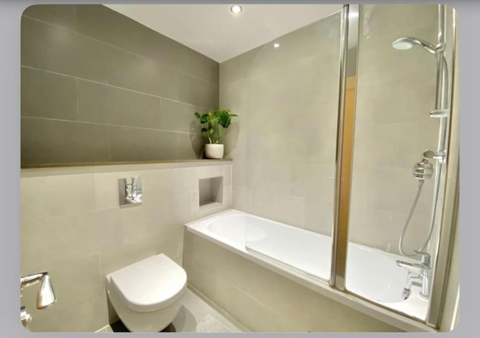 Luxury 4-Bed Apartment With Balcony & Garden, Near Emirates Stadium, 15 Mins To Central London Ngoại thất bức ảnh