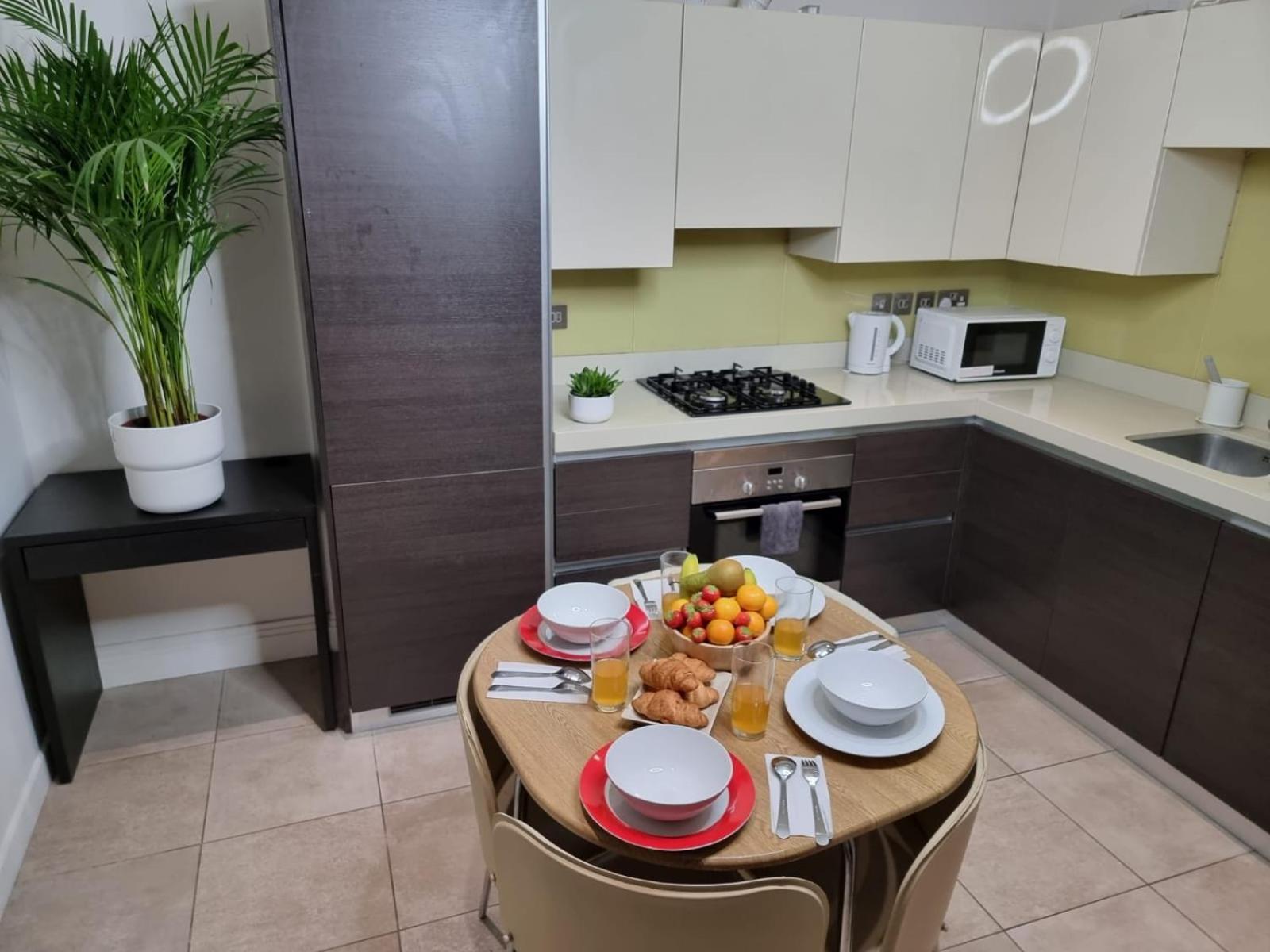 Luxury 4-Bed Apartment With Balcony & Garden, Near Emirates Stadium, 15 Mins To Central London Ngoại thất bức ảnh